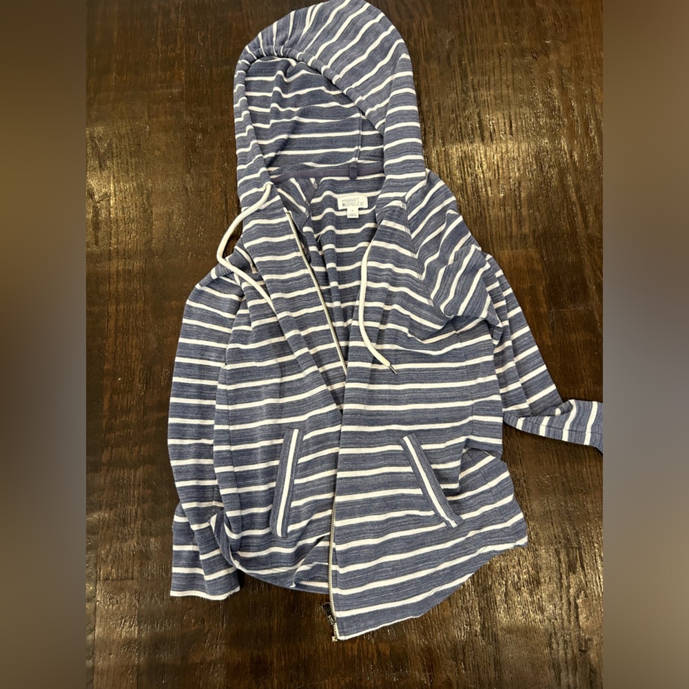 Market And Spruce
Size Small
Blue And White Stripe